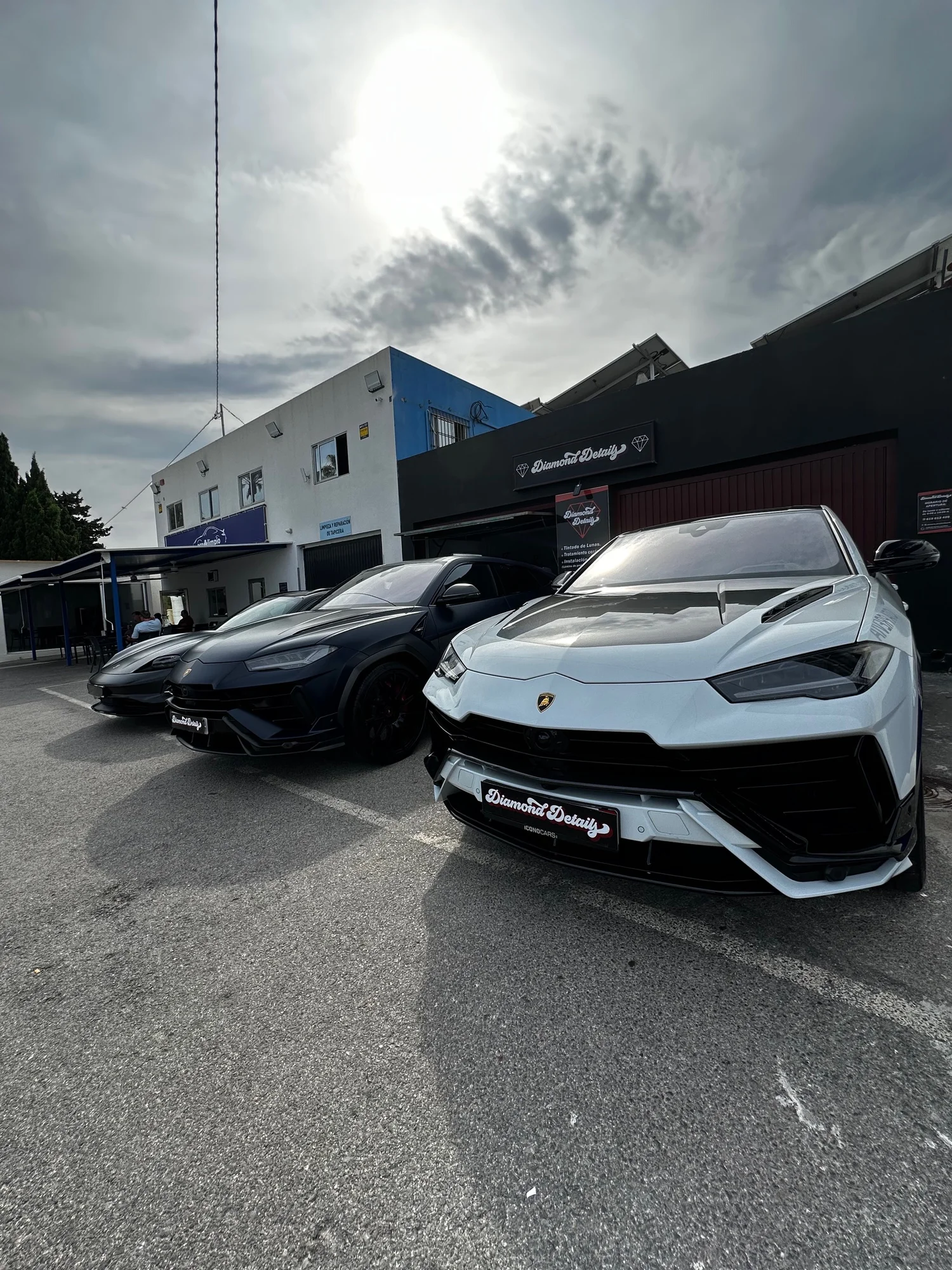 Sede Diamond Details Pintor Otilio exterior con Lamborghinis