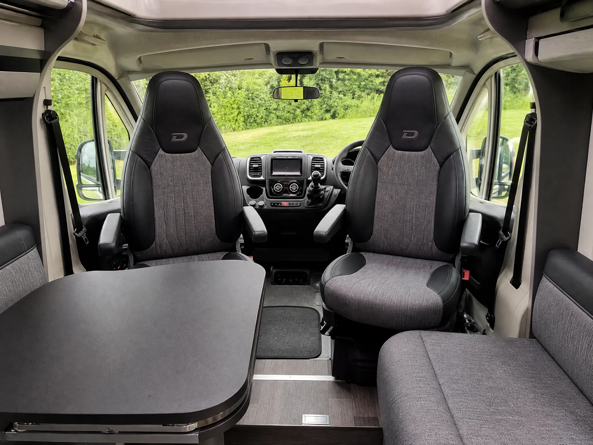 Interior de camper impecable tras limpieza integral profesional en Alicante
