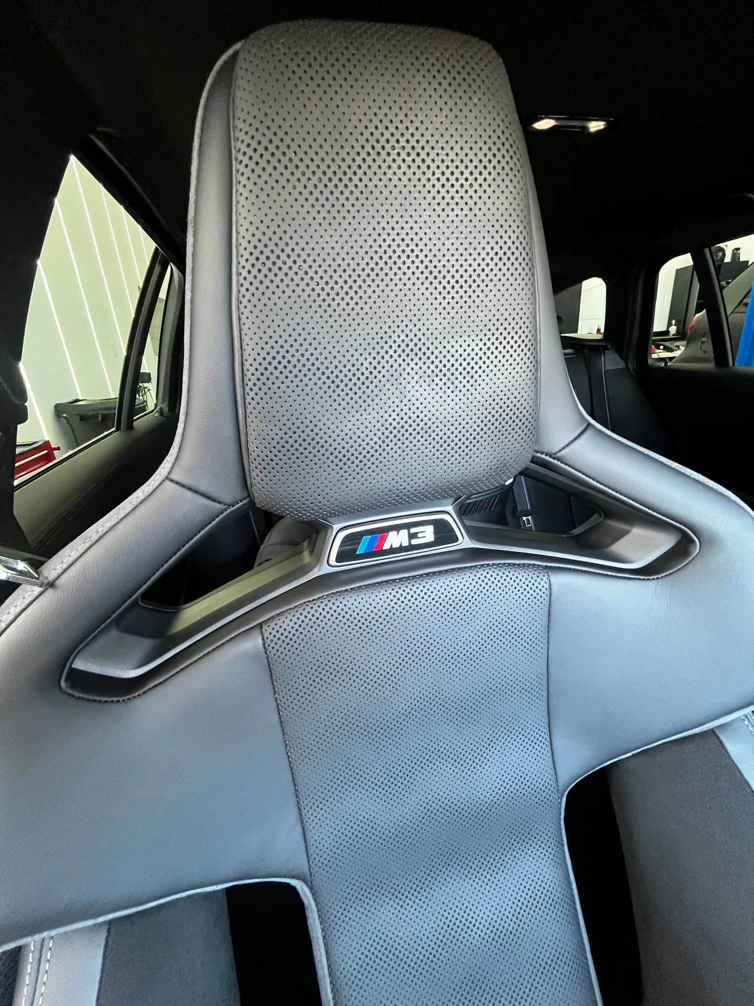 Asiento de cuero perforado BMW M restaurado en Alicante Diamond Details