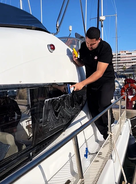 Detailing profesional de embarcación en puerto de Alicante